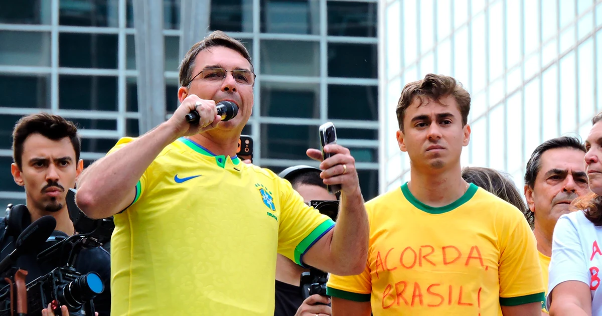 Nikolas Ferreira e Flávio Bolsonaro em ato na Paulista. Foto de arquivo; não retrata a agenda de hoje no Maranhão.